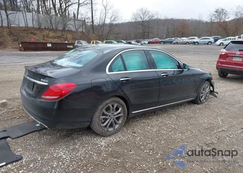 2016 Mercedes-Benz C 300 4Matic z USA, uszkodzony, nr VIN 55SWF4KB9GU108724